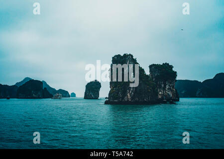 Une soirée dans la baie d'Ha Long, Vietnam. Banque D'Images