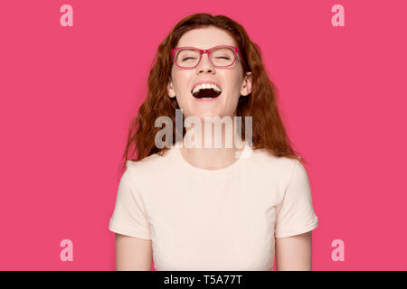 Heureux fille rousse dans les verres de rire de joke Banque D'Images