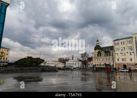 Dec 2017, Kharkiv, Ukraine : les touristes à proximité d'un réservoir britannique en dehors de l'Histoire Musée à la place de la Constitution, l'une des plus belles dans le quartier historique de c Banque D'Images