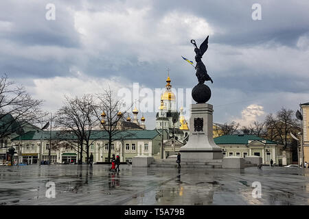 Dec 2017, Kharkiv, Ukraine : le monument de l'indépendance, du nom de l'Ukraine, de vol situé dans la place de la Constitution, l'une des plus belles de la vieille ville Banque D'Images