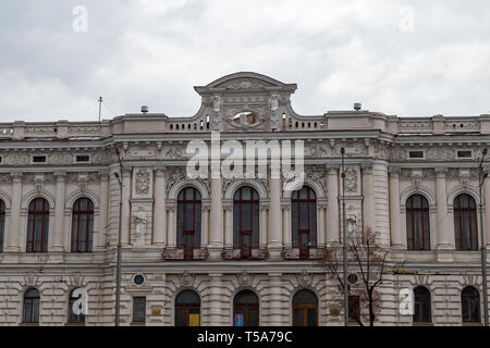 Dec 2017, Kharkiv, Ukraine : Constitution Square, l'un des plus beaux du centre historique de la ville, est entouré de vieux buldin magnifiquement sculpté Banque D'Images