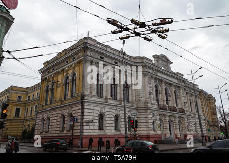 Dec 2017, Kharkiv, Ukraine : le centre historique de Kharkov est plein de vieux bâtiments, en particulier dans la place de la Constitution, l'un des plus beaux de Banque D'Images