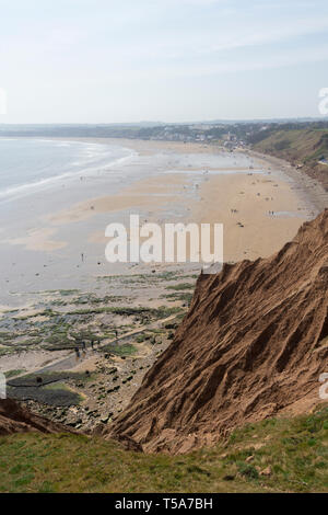 Journée d'été occupés à plage de Nazaré de Filey Brigg - Yorkshire Coast, UK Banque D'Images