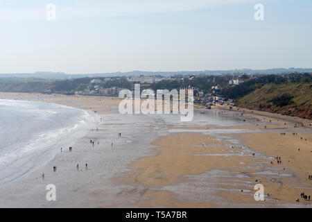 Journée d'été occupés à plage de Nazaré de Filey Brigg - Yorkshire Coast, UK Banque D'Images