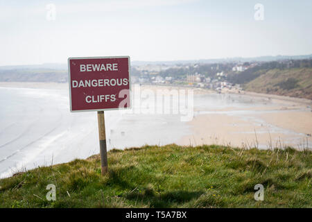 Falaises dangereuses - voir de Filey Brigg - Côte du Yorkshire, UK Banque D'Images