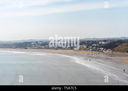 Journée d'été occupés à plage de Nazaré de Filey Brigg - Yorkshire Coast, UK Banque D'Images