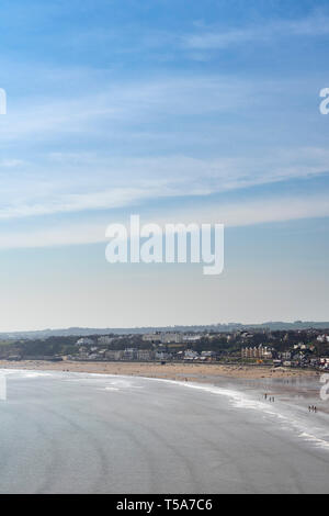 Journée d'été occupés à plage de Nazaré de Filey Brigg - Yorkshire Coast, UK Banque D'Images