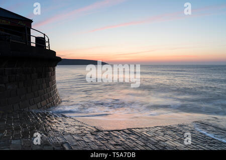 Lever du soleil à Filey Bay, Yorkshire, UK Banque D'Images