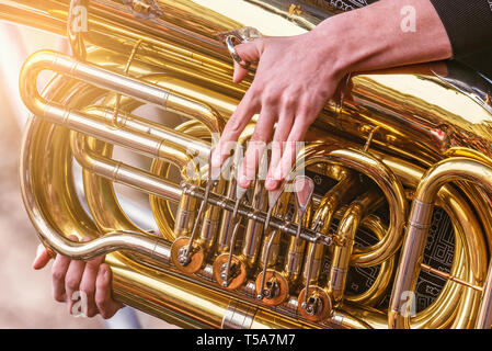 Musician playing tuba à temps le soir sur la place de la ville. Banque D'Images