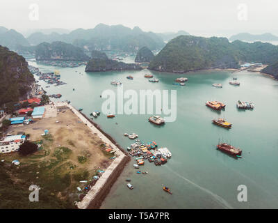 Vue aérienne de villages flottants autour de Cat Ba îles. Cat Ba est la plus grande des 366 îles qui forment l'extrémité sud-est de la Baie d'Ha Long i Banque D'Images