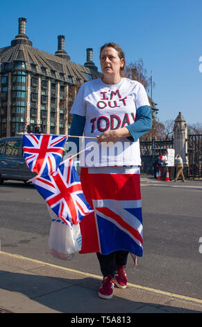 Les militants du Brexit se réunissent sur la place du Parlement, à Londres, pour le mois de mars pour quitter le rallye, le jour où le Royaume-Uni aurait dû quitter l'Union européenne, mais n'a pas réussi à le faire. Banque D'Images