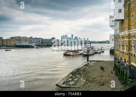 Bateaux de rivière à Butler's Wharf sur la Tamise à Londres Banque D'Images