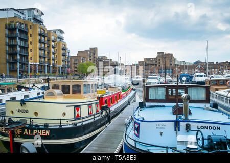 Bateaux et péniches amarré à quai St Katherine St Katherines quai à Wapping à Londres. Banque D'Images