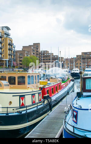 Bateaux et péniches amarré à quai St Katherine St Katherines quai à Wapping à Londres. Banque D'Images