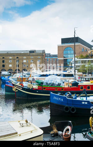 Bateaux et péniches amarré à quai St Katherine St Katherines quai à Wapping à Londres. Banque D'Images