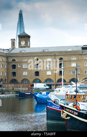 Bateaux et péniches amarré à quai St Katherine St Katherines quai à Wapping à Londres. Banque D'Images