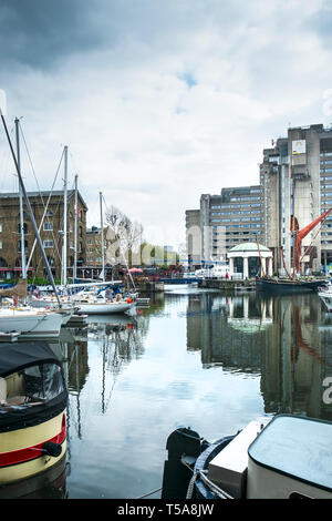 Bateaux et péniches amarré à quai St Katherine St Katherines quai à Wapping à Londres. Banque D'Images