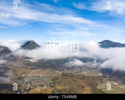 Paysage de montagnes de Sapa vert avec ciel nuageux. Le Vietnam. Banque D'Images