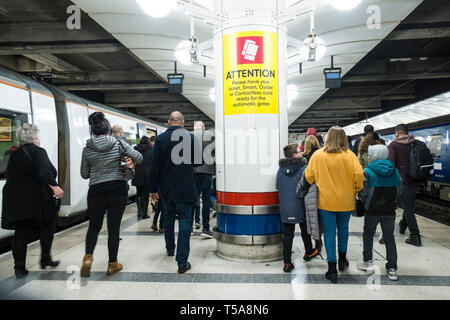 Les passagers à pied le long d'un quai de la gare de Liverpool Street à Londres. Banque D'Images