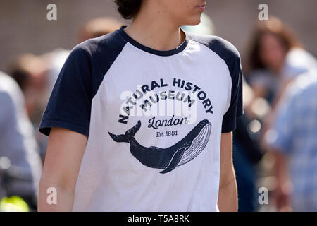 Teenage boy wearing 'Natural History Museum London' t-shirt.vendredi pour l'avenir, l'École de grève pour le climat, Greta Thunberg. Rome, Italie, le 19 avril, 2019 Banque D'Images