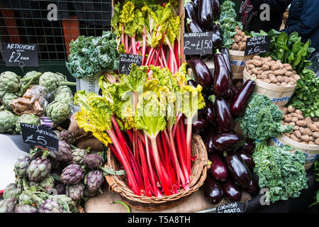 Des légumes frais à vendre à Borough Market à Londres. Banque D'Images