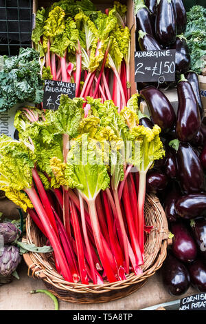 Des légumes frais à vendre à Borough Market à Londres. Banque D'Images