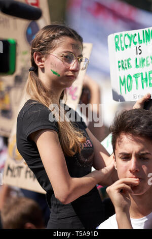 Girl prenant part à vendredi pour protester contre l'avenir de l'école (grève pour le climat, Greta Thunberg) - Rome, Italie - 19 Avril 2019 Banque D'Images