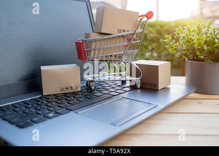 Dans les boîtes d'un chariot sur un clavier d'ordinateur portable. Des idées sur les achats en ligne, achats en ligne est une forme de vendeur sur Internet. - Image Banque D'Images