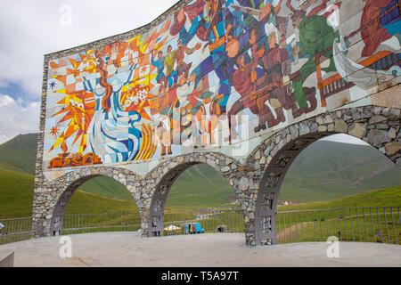 L'amitié géorgienne russe. Route militaire géorgienne. La Géorgie, Gudauri. Banque D'Images