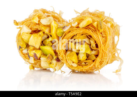 Groupe de deux ensemble sweet baklava libanaises morceau nichoirs divers isolé sur fond blanc Banque D'Images