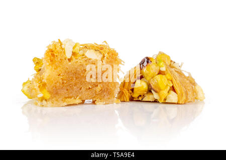 Groupe de deux moitiés de baklava libanais doux morceau nichoirs divers isolé sur fond blanc Banque D'Images