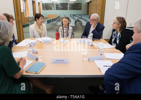 Climat acticist suédoise Greta Thunberg répond aux dirigeants des partis politiques au Royaume-Uni, la Chambre des communes à Westminster, London, y compris la chef du Parti Vert, Caroline Lucas (centre gauche) et leader travailliste Jeremy Corbyn (centre droit), un président a été réservés pour Theresa May, pour discuter de la nécessité d'une partie des mesures pour régler la crise climatique. Banque D'Images