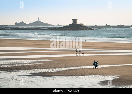 St Ouen, Bay Jersey Royaume-uni - Avril 2019 : Tour de la SPR et la Corbiere Lighthouse Banque D'Images