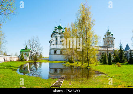 Veliki Novgorod, Russie. Eglise de St Jean l'Evangéliste avec l'église réfectoire de l'Ascension en Vyazhischsky stauropegic - monastère Nicholas Banque D'Images