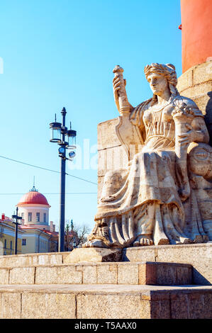 Sculpture allégorique de la Neva à Saint Petersbourg en Russie. Monuments de l'île Vassilievski à cracher sur l'arrière-plan Banque D'Images