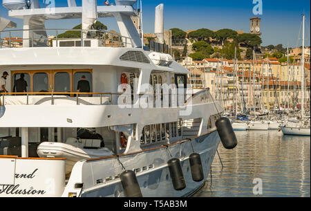 CANNES, FRANCE - Avril 2019 : super yachts amarrés dans le port de Cannes. Dans l'arrière-plan est l'Eglise catholique "Eglise Notre Dame d'Esperenace'. Banque D'Images