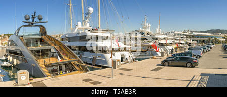 CANNES, FRANCE - Avril 2019 : Superyachts attaché dans le port de Cannes. Banque D'Images