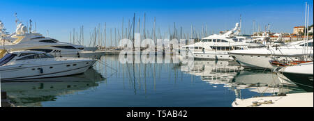 CANNES, FRANCE - AVRIL 2019 - Vue panoramique de superyachts de taille variable dans le port de Cannes. Banque D'Images