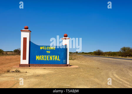 Bienvenue à Mariental road sign entre Windhoek et Keetmanshoop en Namibie Banque D'Images