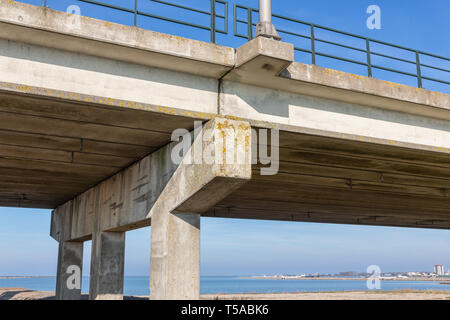 Bas de pont en béton, près de Lelystad, Pays-Bas Banque D'Images