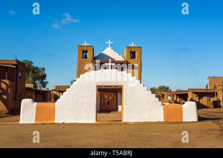 L'église de San Geronimo à Taos Pueblo, New Mexico Banque D'Images