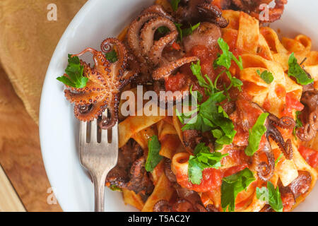 Tagliatelle con polpo italienne poulpe grillé à la tomate sauce à spaghetti Banque D'Images