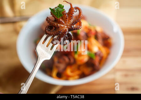 Tagliatelle con polpo italienne poulpe grillé à la tomate sauce à spaghetti Banque D'Images