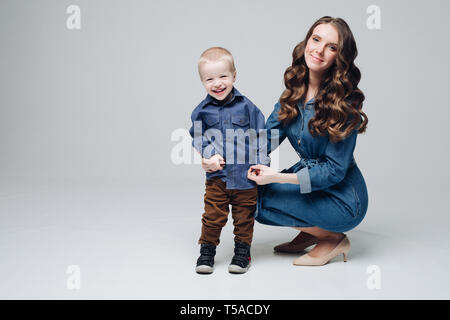 Fils de rire et sourire mère dans Studio. Banque D'Images