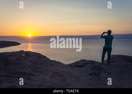 Coucher de soleil sur la mer vu de littoral jordanien Banque D'Images