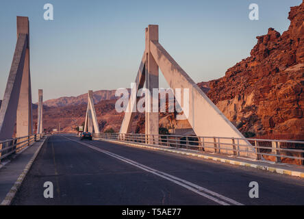 Mujib Wadi al Mujib Bridge over river sur la route 65 en Jordanie Banque D'Images