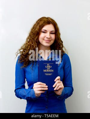 Kiev, Ukraine - le 29 avril 2018. Happy girl holding est l'Espagnol Livre de Mormon et a été appelé en mission à partir de la Church of Jesus Christ of Latter-day Banque D'Images