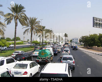 Dubaï, 21 septembre 2011 -La circulation routière sur la rue Sheikh Zayed à Dubaï sur une journée d'automne, Banque D'Images