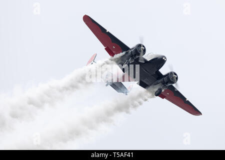 Louisville, Kentucky, USA - 13 Avril 2019 : Thunder over Louisville, Twen Beech Aircraft effectuant l'affichage de voltige sur la rivière Ohio Banque D'Images