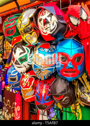 Les masques de catch mexicain de lucha libre à la vente sur Olivera Street dans la vieille ville historique de Los Angeles, Californie. Banque D'Images